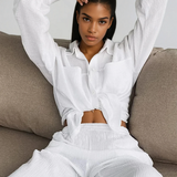 Set asortat minimalist, lejer, cu cămașă și pantaloni