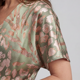 Coralie | Rochie Midi cu Imprimeu Abstract, Decolteu în V și Talie Răsucită
