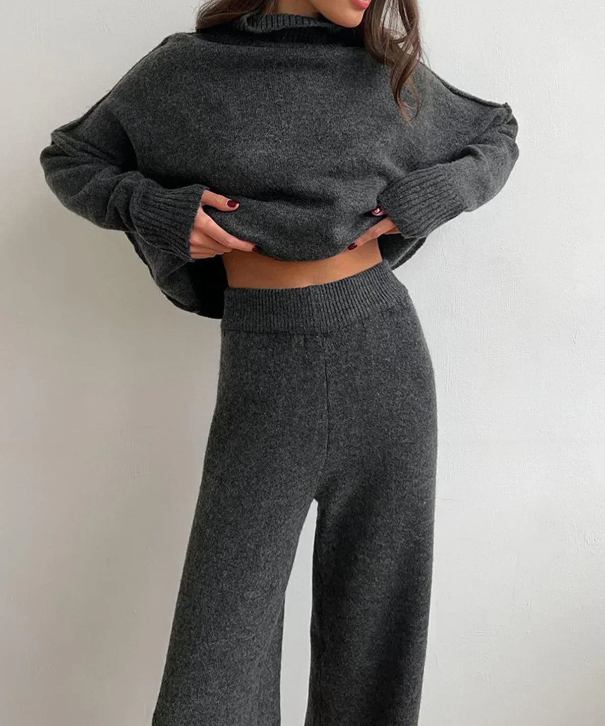 Set tricotat cu guler înalt și pantaloni