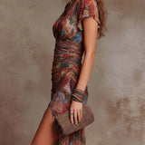 Judy | Rochie Midi Plisată cu Imprimeu Abstract Boem și Decolteu în V